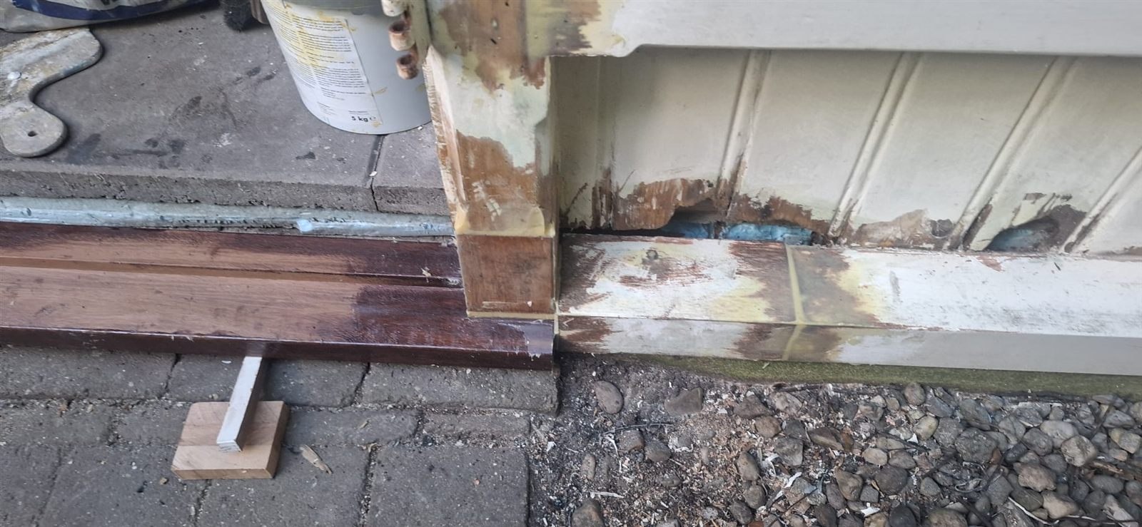 Nieuwe roodbruine onderdorpel en hoekstijl, klaar om af te werken