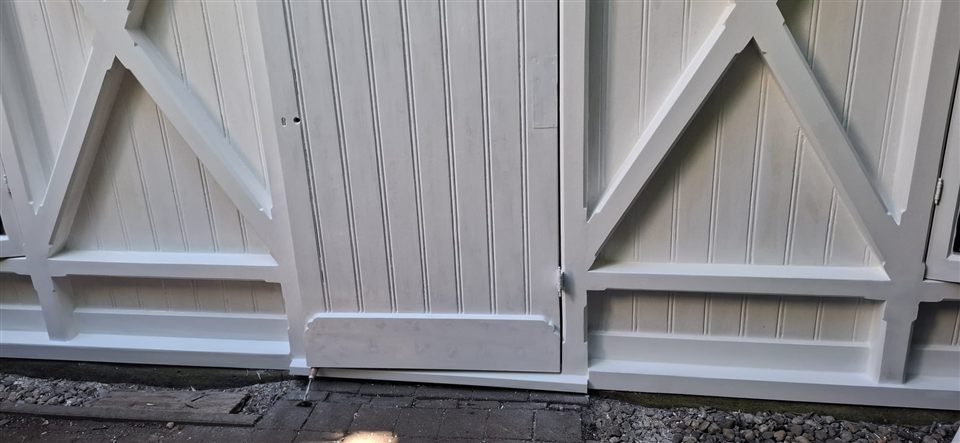 Resultaat: dubbele deuren hersteld en volledig wit geschilderd