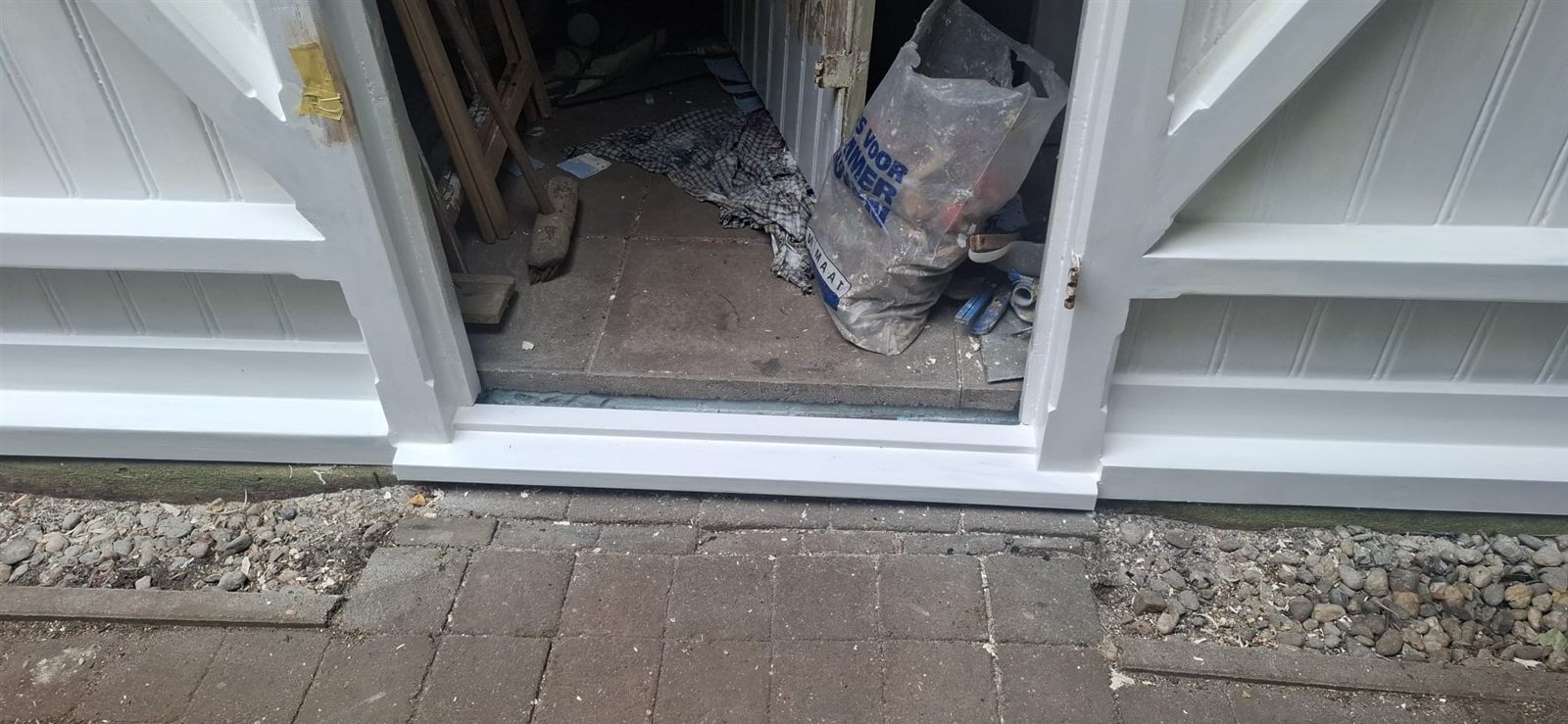 Doorgang met nieuwe dorpel, egaal wit afgewerkt